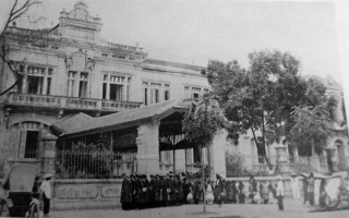 Trường Đồng Khánh (nay là trường Trưng Vương) là trường nữ sinh đầu tiên