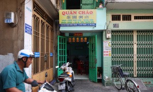Cháo trùng biển trong hẻm nhỏ Sài Gòn