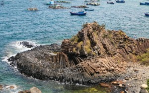Gành Đá Đĩa (hay Ghềnh Đá Đĩa)